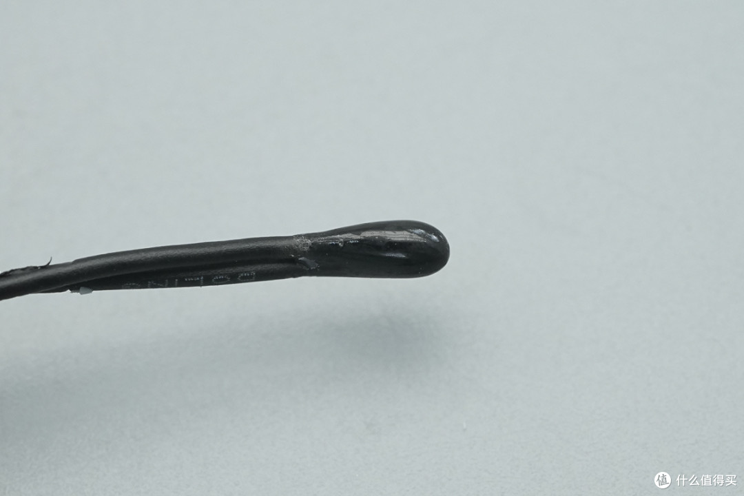 厚度仅2cm，超薄机身不占桌面，移速165W四口氮化镓桌面充拆解