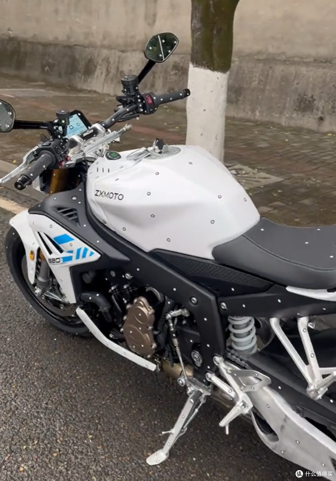张雪820R三缸街车路试曝光!遭吐槽太单薄,听网友的到底对不对?