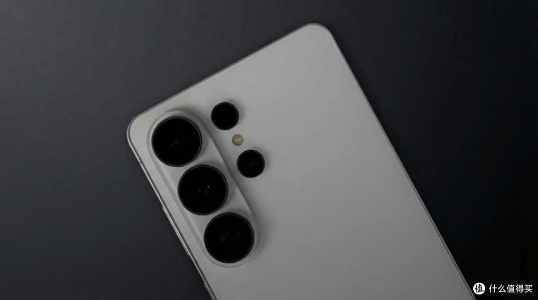 三星Galaxy S26 Ultra图赏:极简白调下的旗舰质感,是科技是艺术品