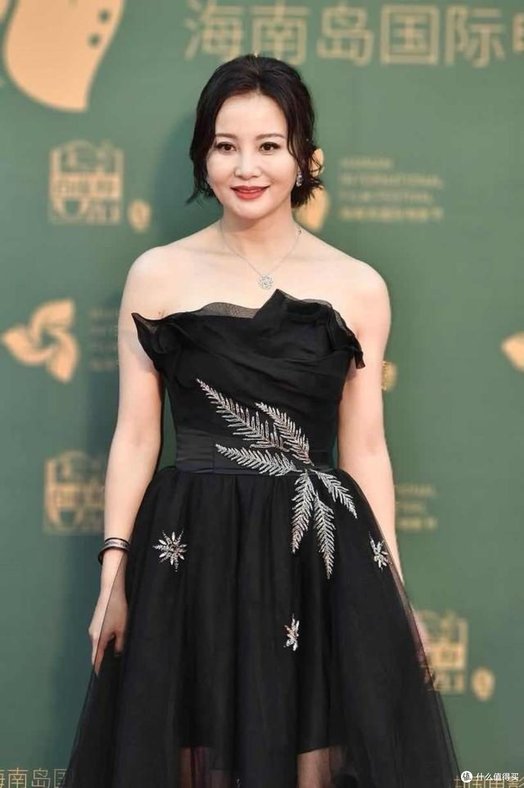 陶红医美以后,看起来更年轻像26岁,穿抹胸裙+短发,真是辣眼睛