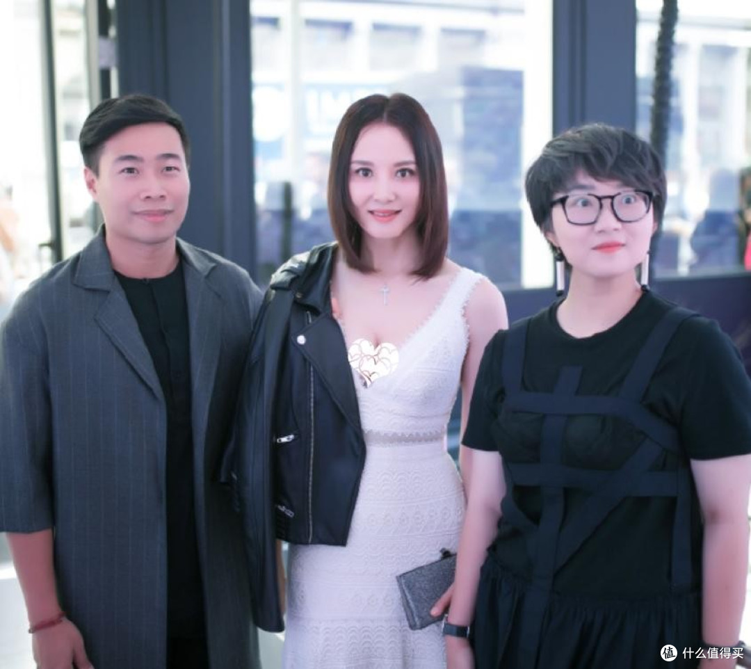 陶红医美以后,看起来更年轻像26岁,穿抹胸裙+短发,真是辣眼睛