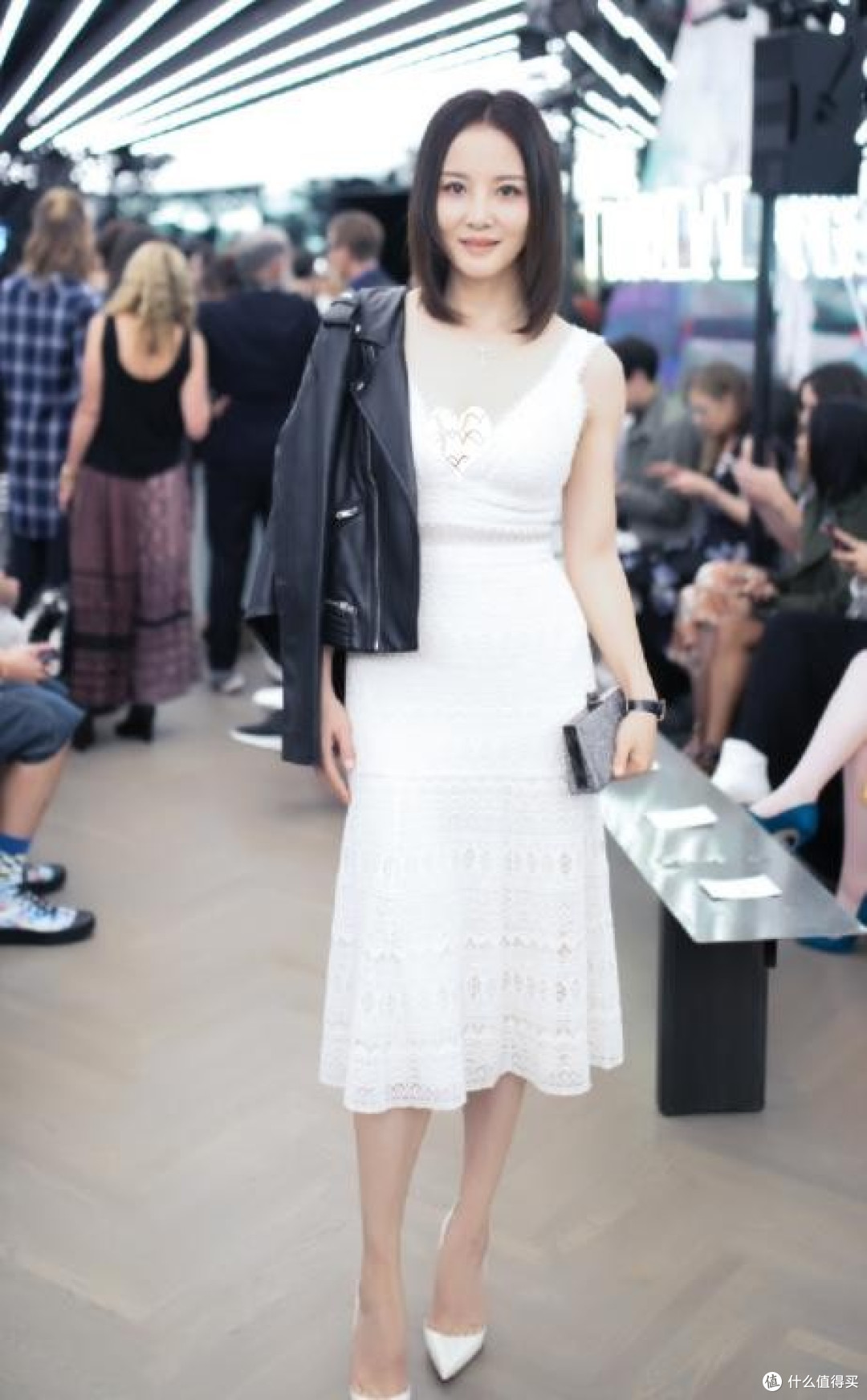 陶红医美以后,看起来更年轻像26岁,穿抹胸裙+短发,真是辣眼睛