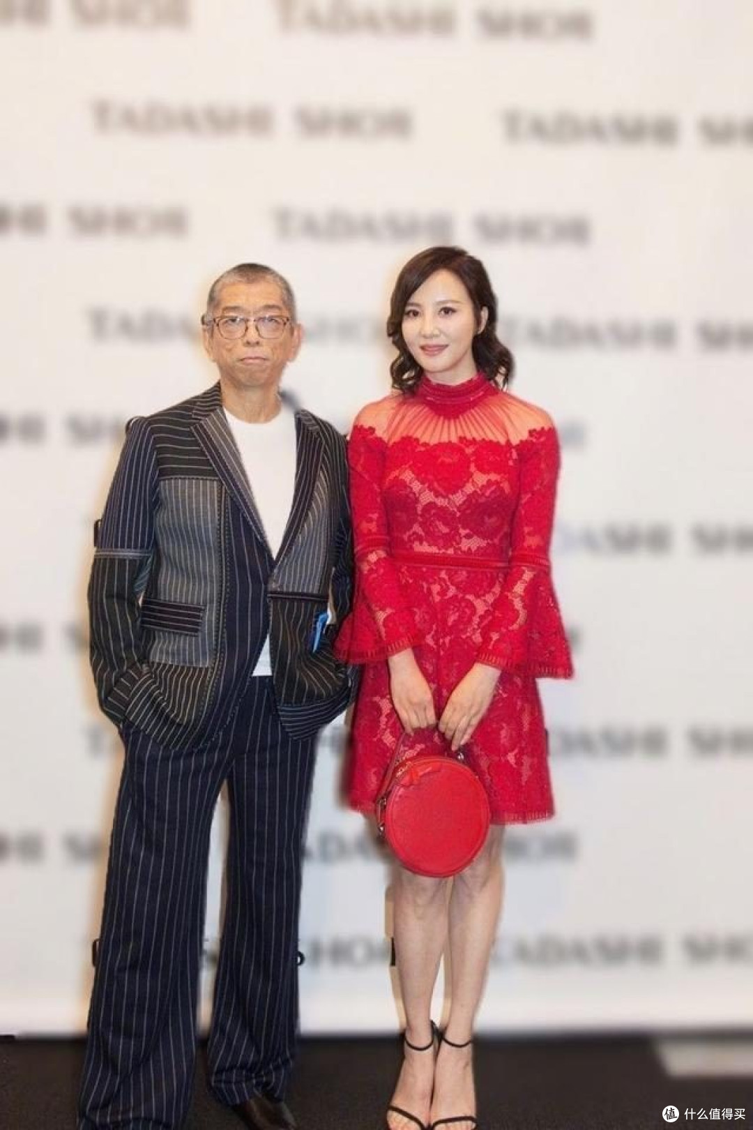陶红医美以后,看起来更年轻像26岁,穿抹胸裙+短发,真是辣眼睛