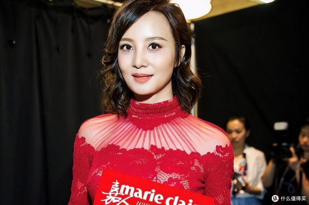 陶红医美以后,看起来更年轻像26岁,穿抹胸裙+短发,真是辣眼睛