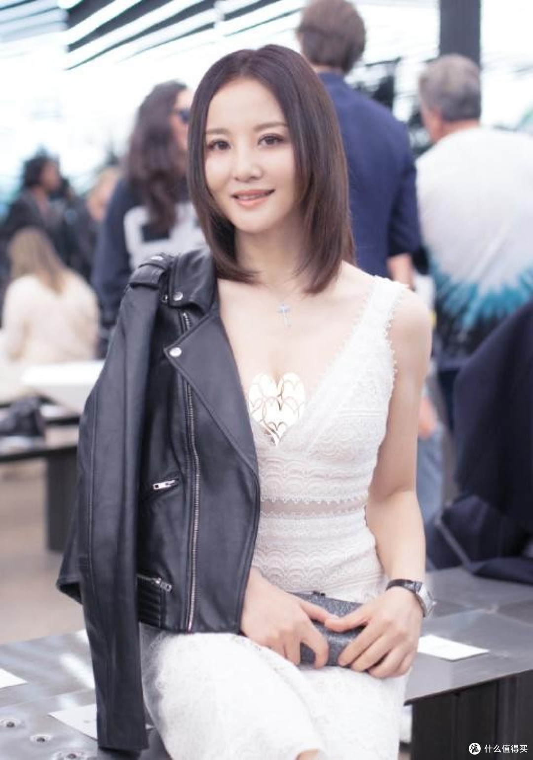 陶红医美以后,看起来更年轻像26岁,穿抹胸裙+短发,真是辣眼睛
