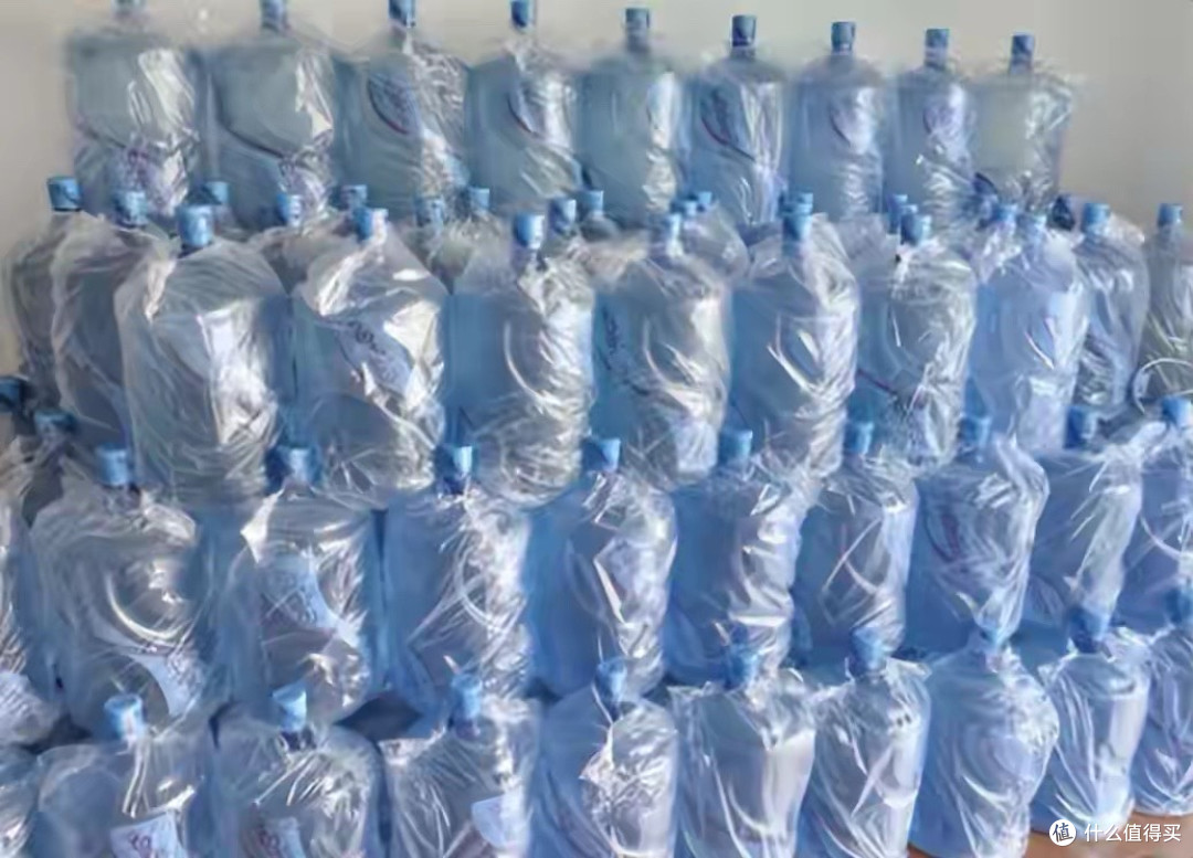 建议烧开水喝，少喝桶装水！把水烧开能大幅降低微塑料摄入