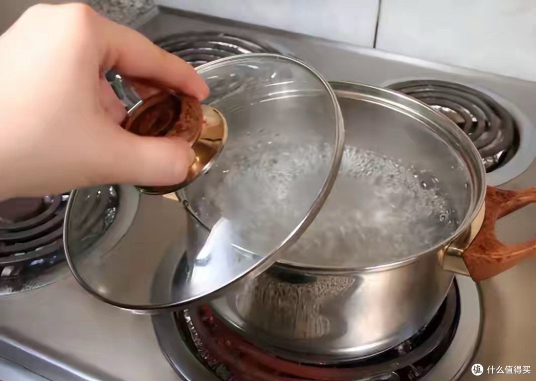 建议烧开水喝，少喝桶装水！把水烧开能大幅降低微塑料摄入