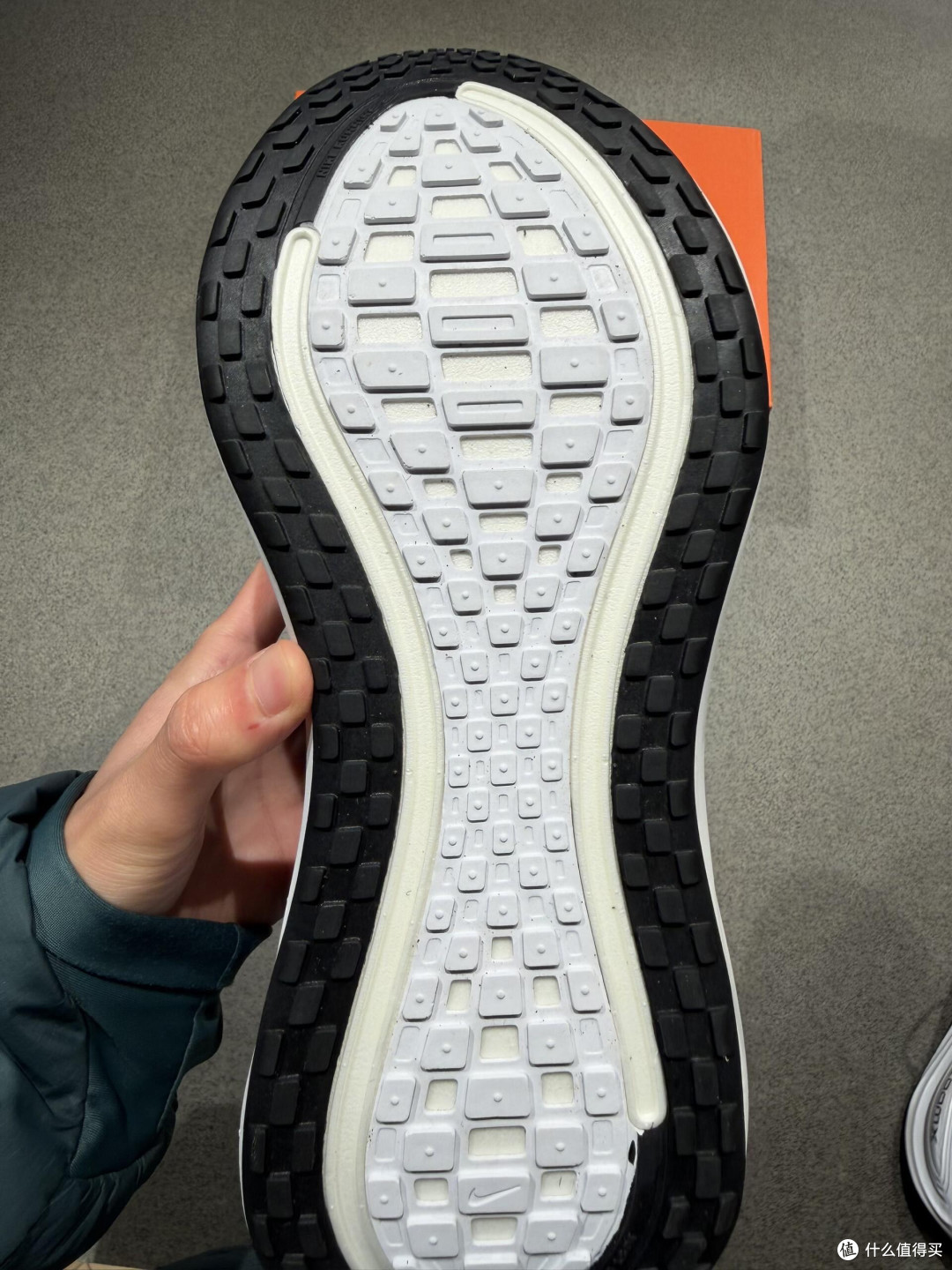 2026开年跑鞋首选：Nike Vomero Plus，极致缓震助力长距离畅跑
