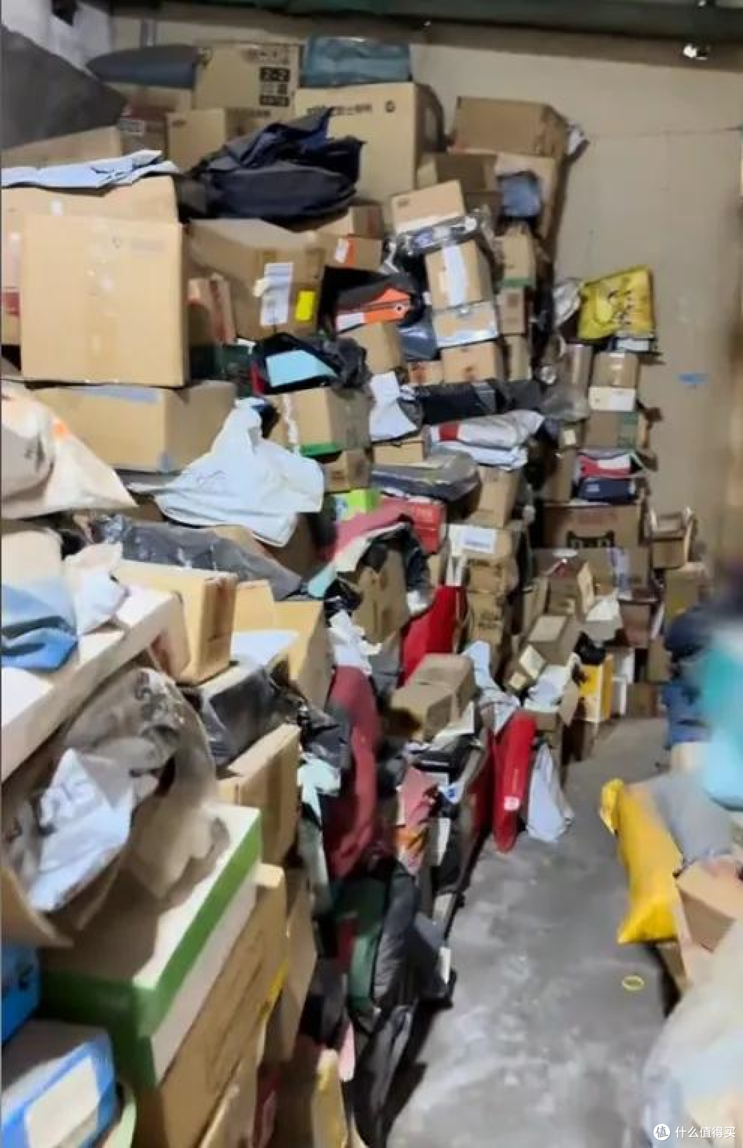 妈妈攒10年快递不拆,全家开启“拆迁式”清理,堆成20㎡垃圾山!