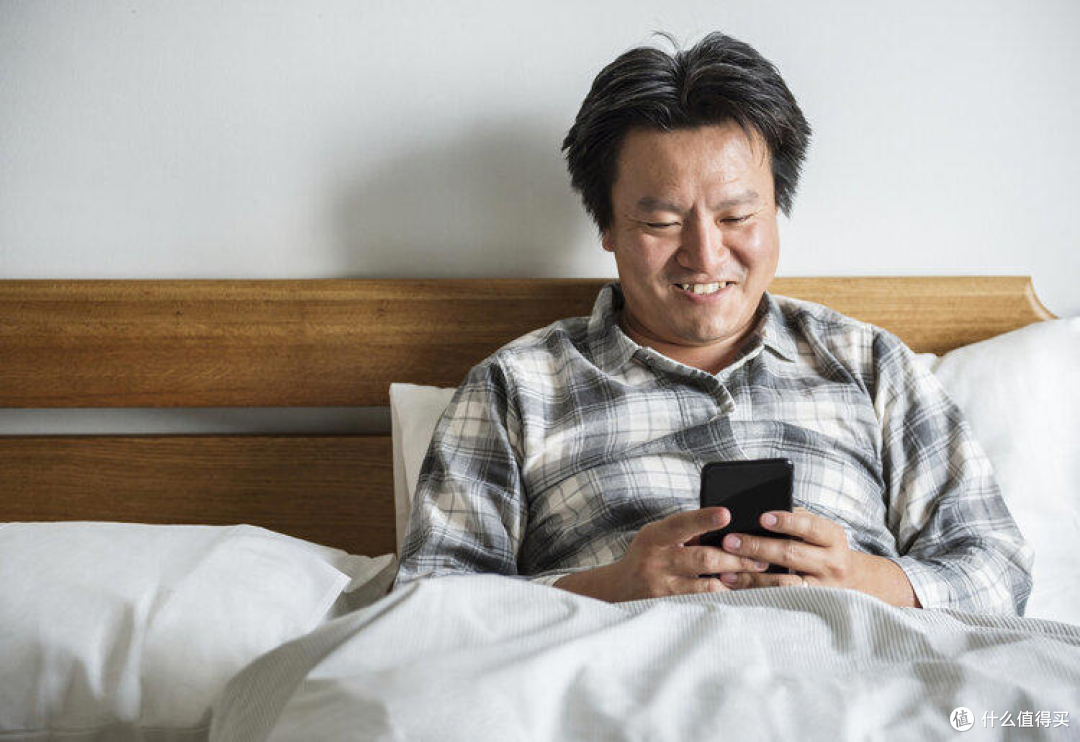 睡前刷手机不是放松,长期坚持,4种痛苦会主动找上门!