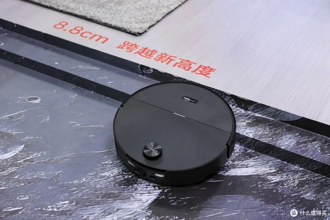 G-Rover轮足扫地机器人亮相AWE2026