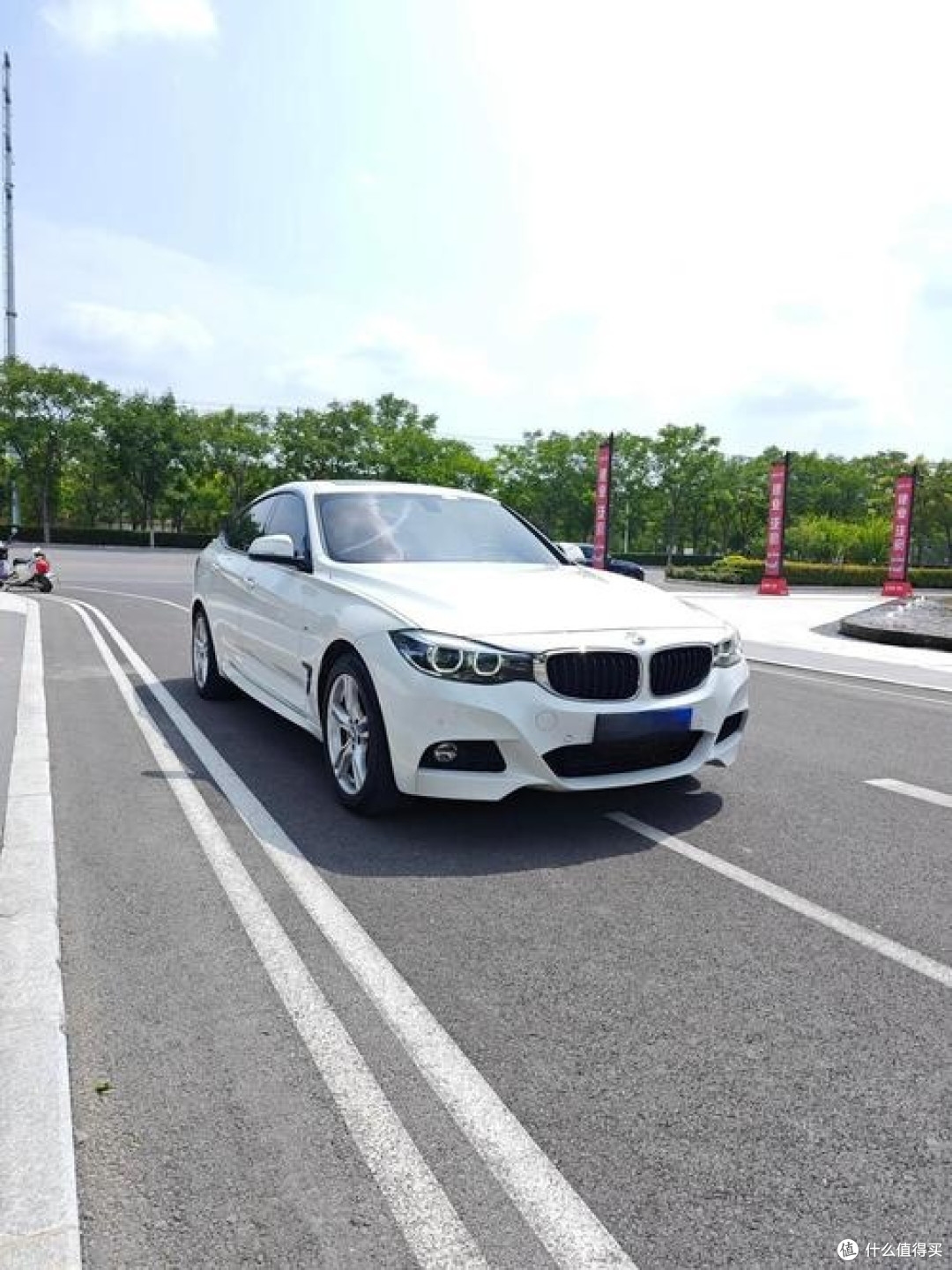 为何选择宝马320:一款平衡豪华与实用的中型车