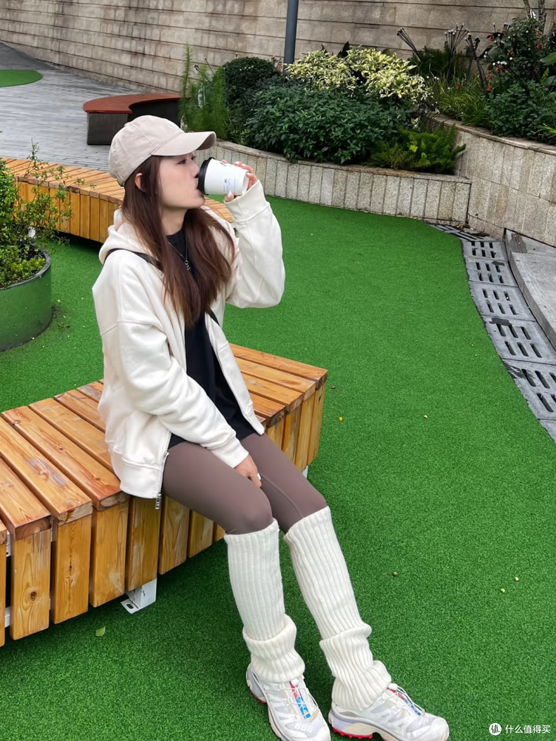 现在又火了一种穿法:瑜伽裤+萨洛蒙,搭配冲锋衣、卫衣都很好看