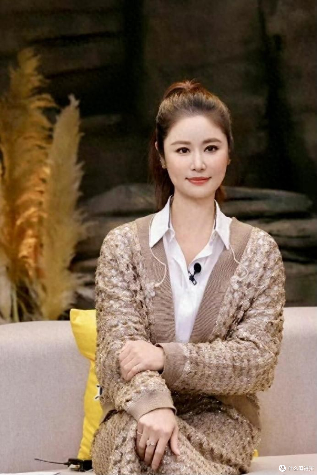 林心如增肥以后,美得更高级,穿毛衣+半身裙好显贵,差点认不出
