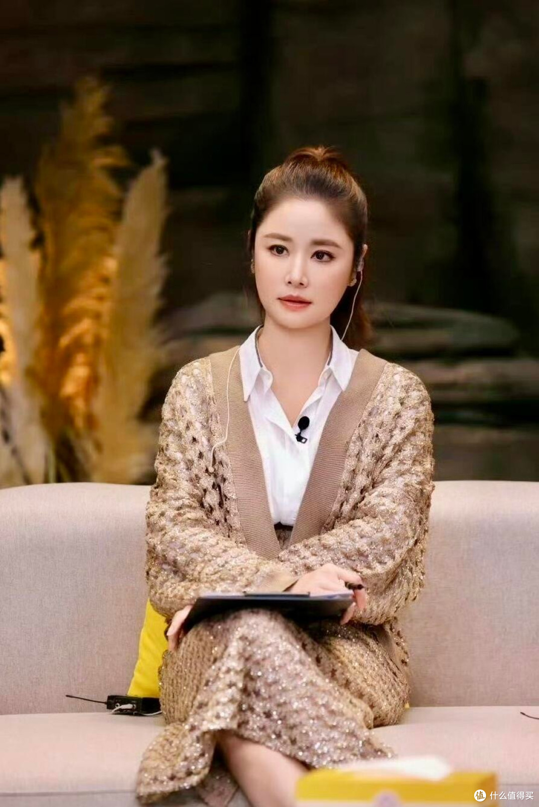 林心如增肥以后,美得更高级,穿毛衣+半身裙好显贵,差点认不出