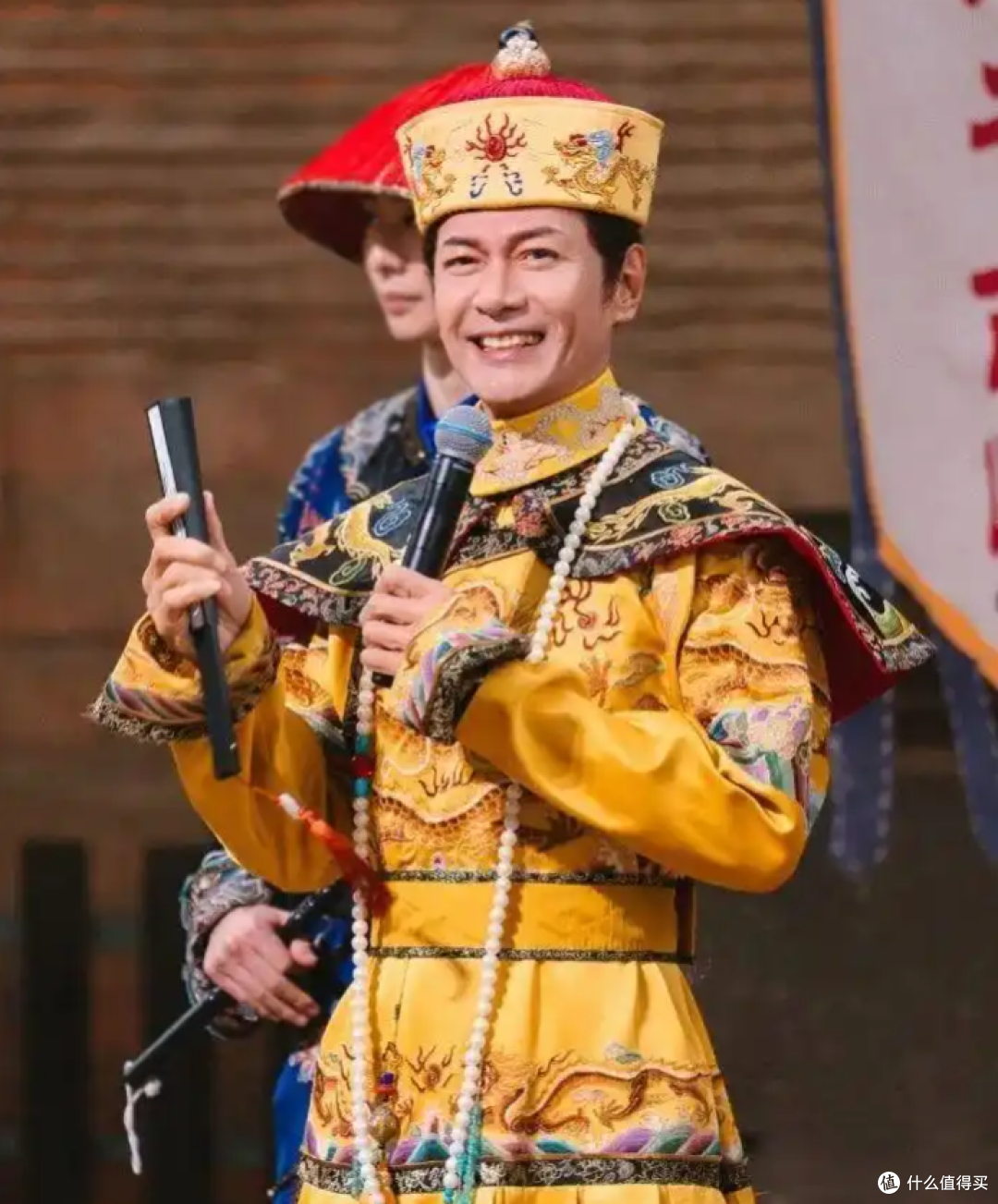 64岁江华化身景区打工皇帝！瘦成纸片引全网担心，本人回应很健康
