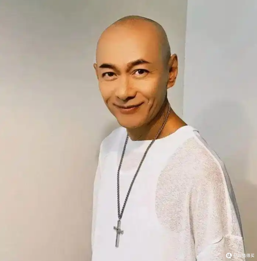 64岁江华化身景区打工皇帝！瘦成纸片引全网担心，本人回应很健康