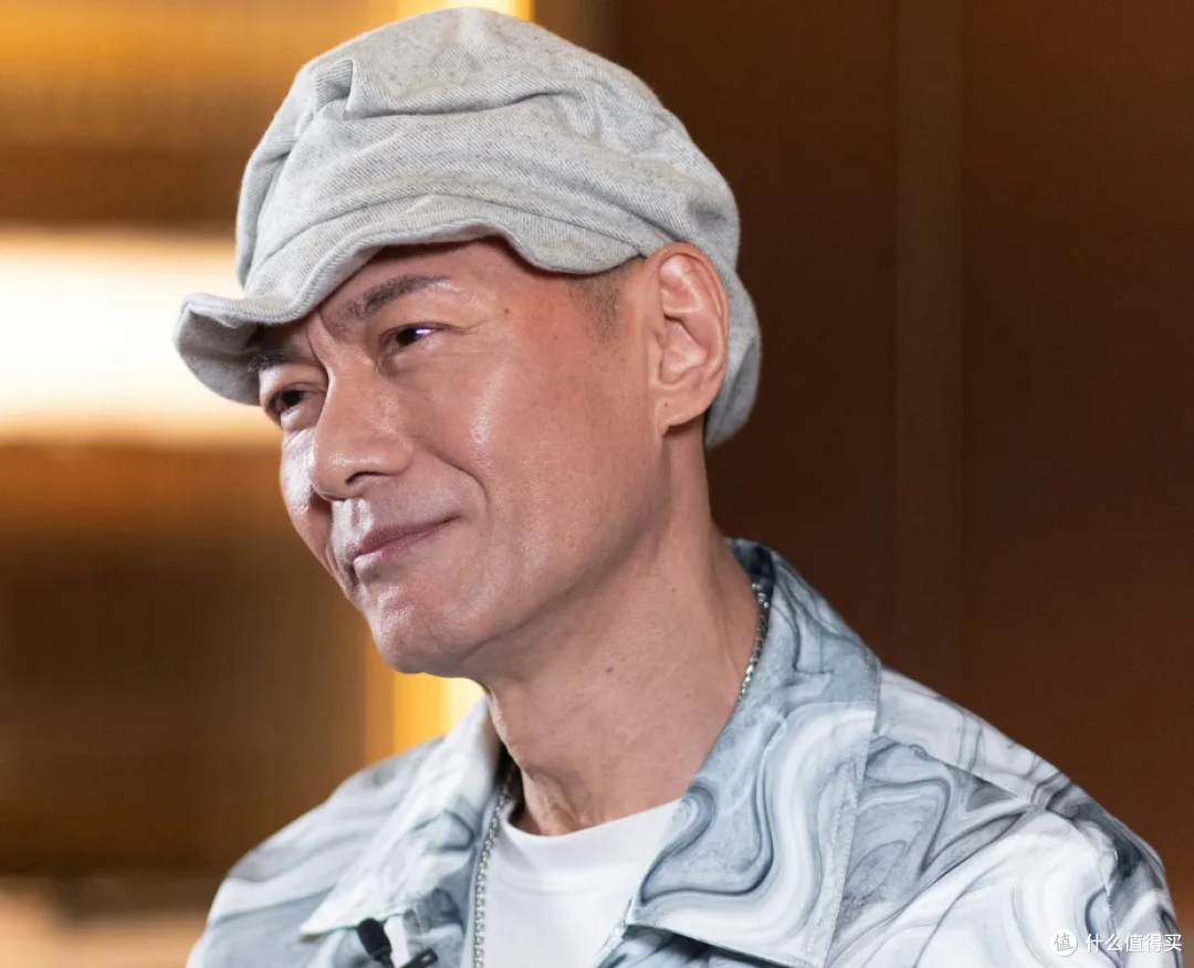 64岁江华化身景区打工皇帝！瘦成纸片引全网担心，本人回应很健康