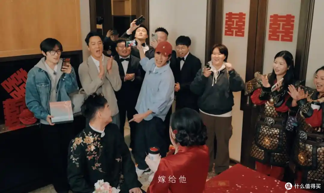伴娘堵门开门懵了,竟是吴彦祖化身亲友团,跪地找鞋太接地气!