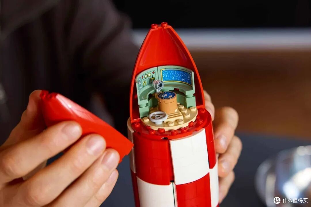 等了半个世纪,那枚红白火箭终于落地了!乐高月球火箭套装官宣