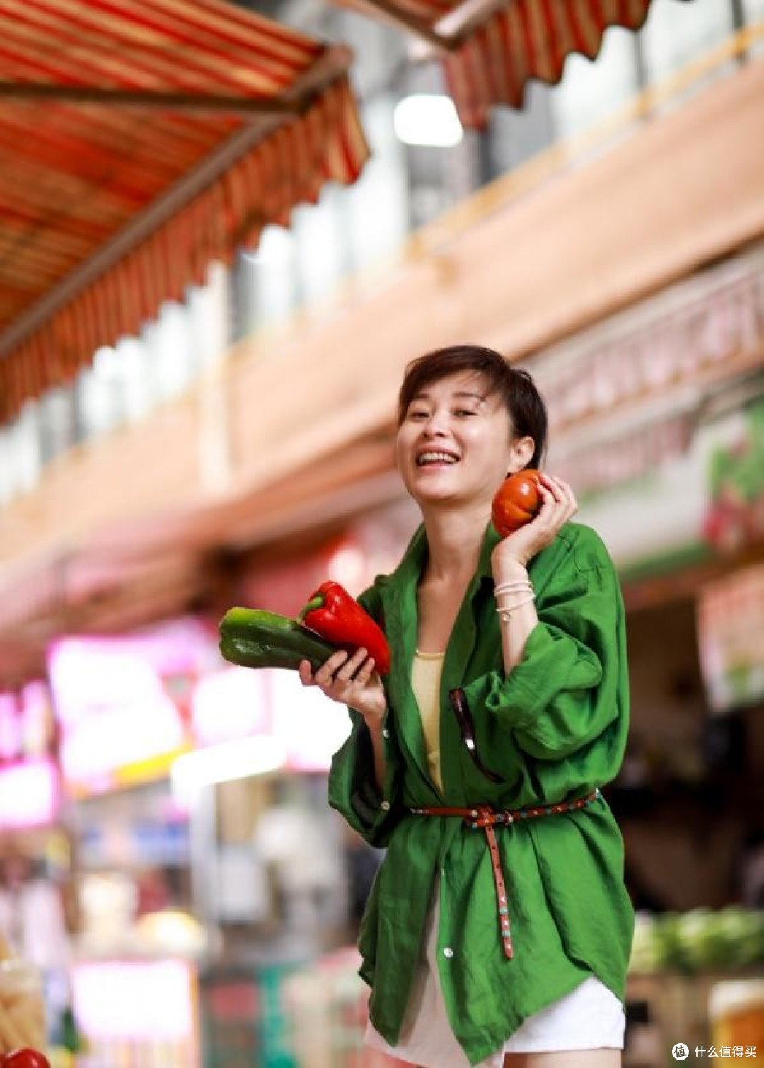 吴越去买菜又带火一种简约穿搭,中年女性跟着穿,真的时髦优雅!