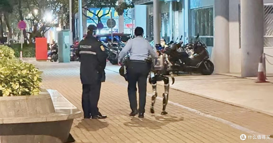澳门发生机器人恐吓老妇事件,机器人被警方带走