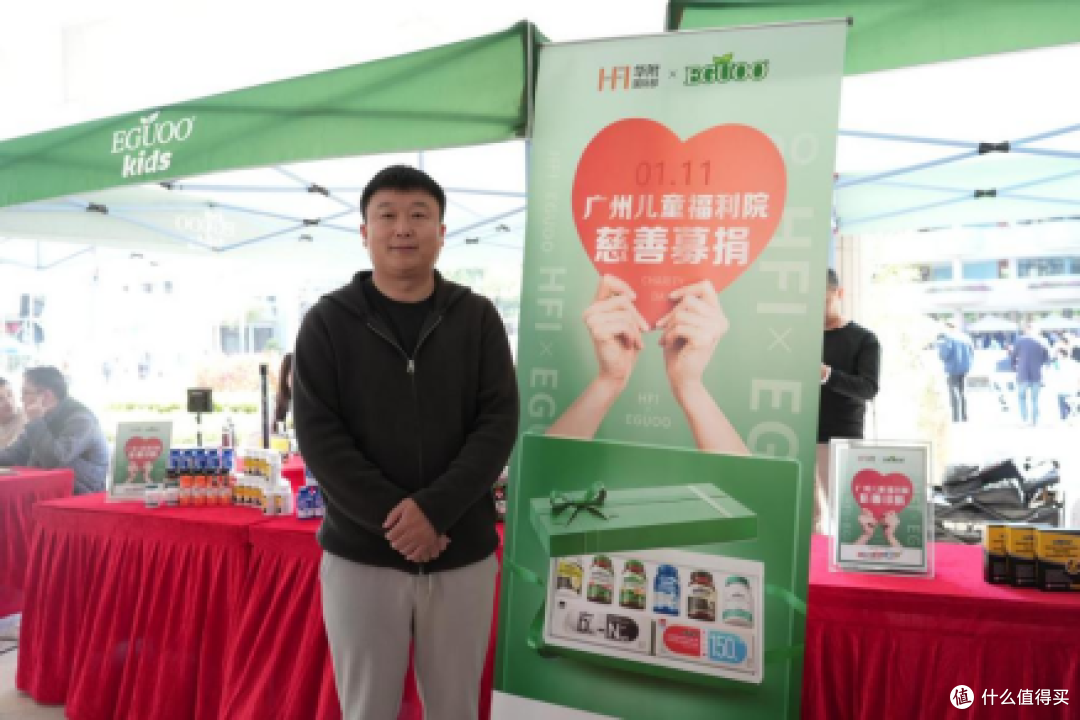 （EGUOO品牌负责人在华附国际部第十二届国际日嘉年华暨慈善拍卖活动现场）