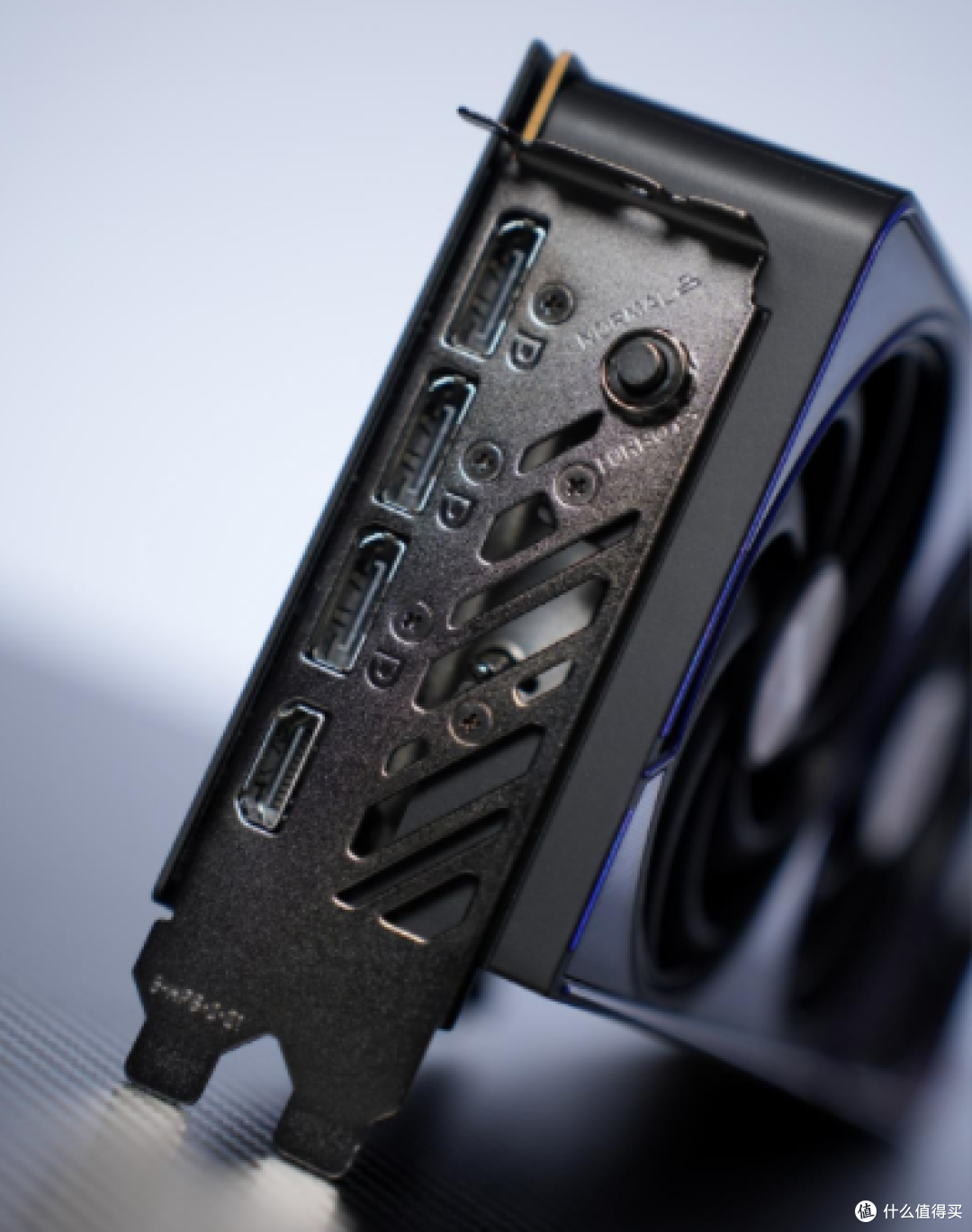 黑色高颜值显卡新选择 iGame RTX 5060 Ultra OC 开箱测试