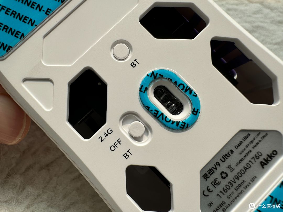 轻到离谱、稳到离谱:Akko灵动V9 Ultra三模游戏鼠标实测
