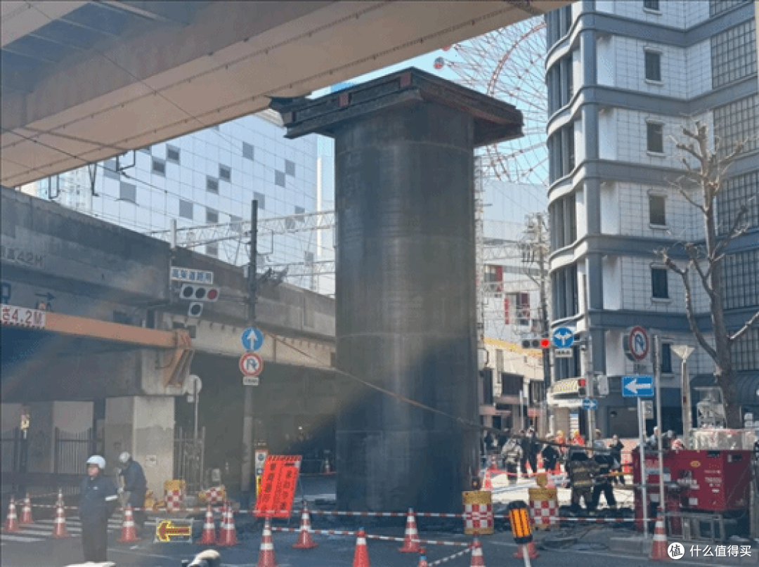 日本闹市突然冒出18米高大黑粗钢管,全网懵圈:没人知道它是啥!