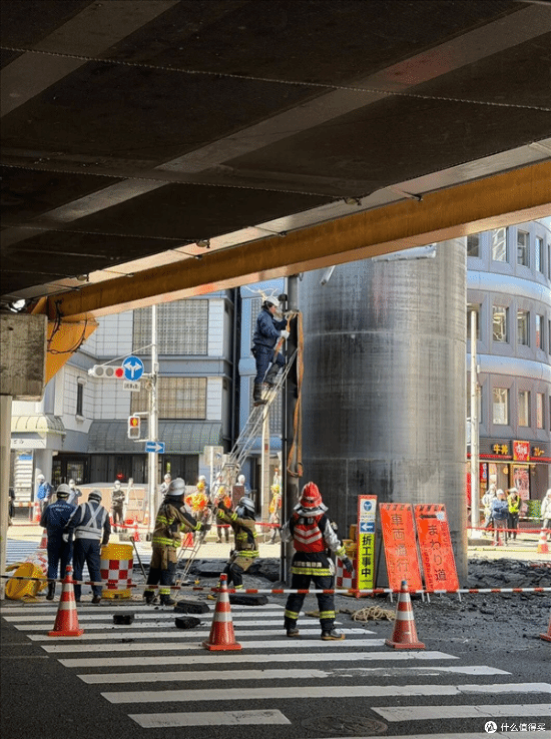 日本闹市突然冒出18米高大黑粗钢管,全网懵圈:没人知道它是啥!