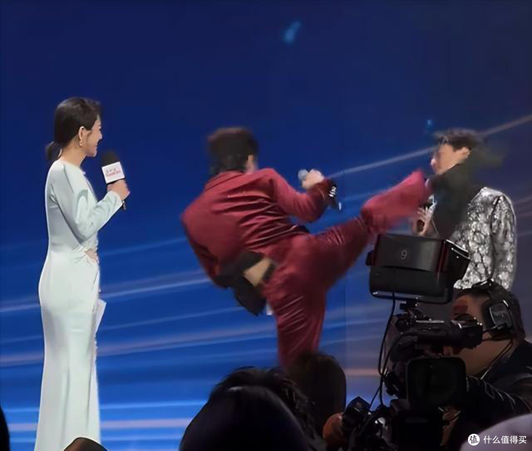 向佐踢主持人后续!主持人直言有不爽,曝其私下人品反差极大