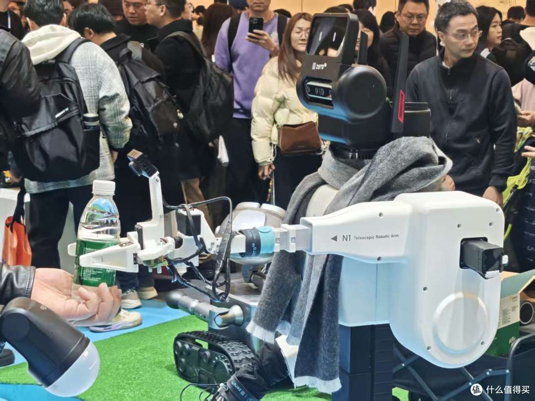 「瓦力」机器人亮相AWE,元点智能交卷,意图打开大众市场?