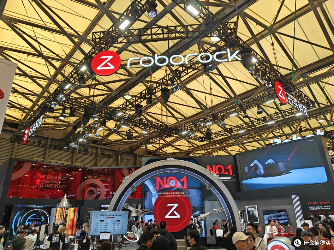 AWE2026展会直击:扫地机“诸神之战”,谁才是下一代“机皇”?