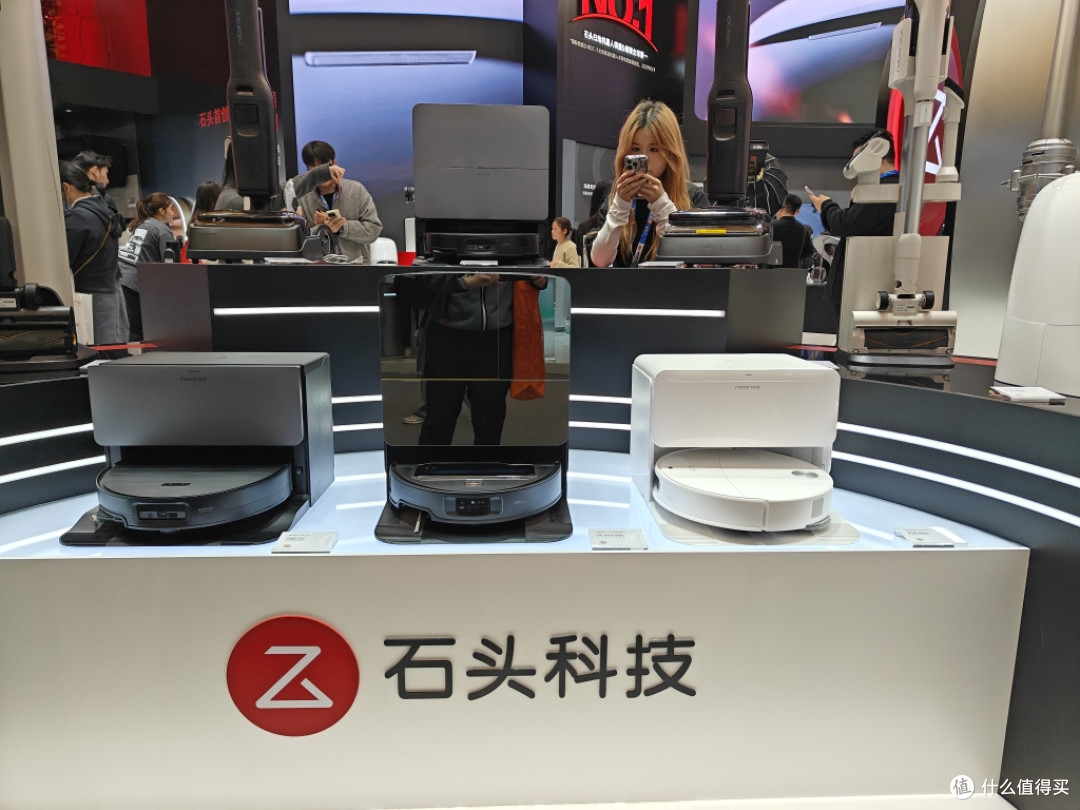 AWE2026展会直击:扫地机“诸神之战”,谁才是下一代“机皇”?