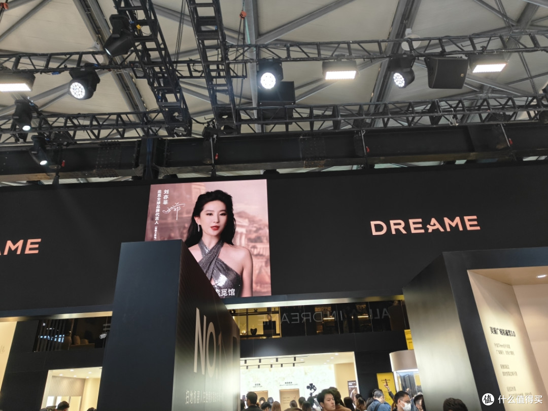 AWE2026展会直击:扫地机“诸神之战”,谁才是下一代“机皇”?
