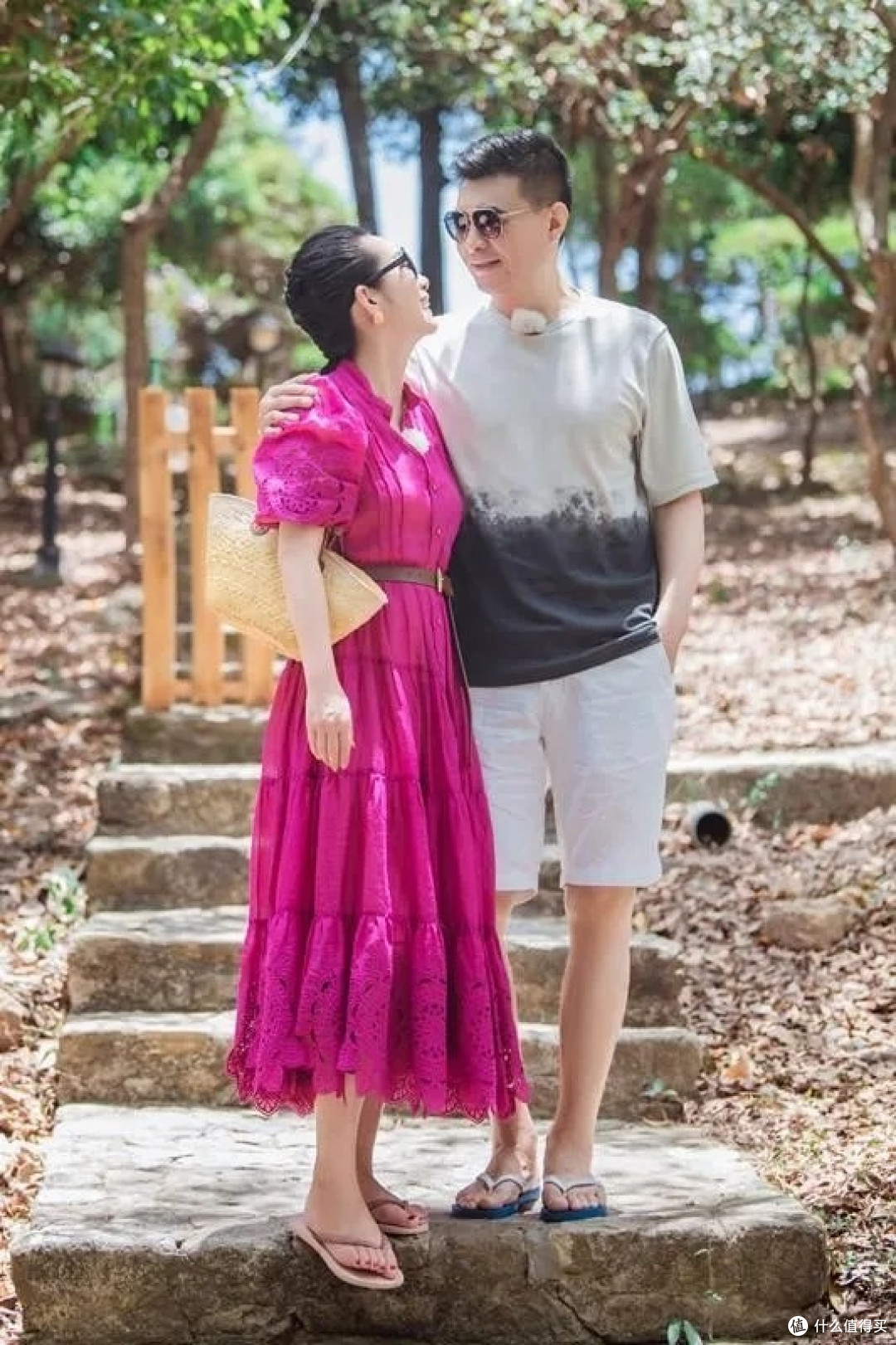 嫁对人的秦海璐又年轻了,穿玫红裙如少女,躲在老公怀中娇滴滴的