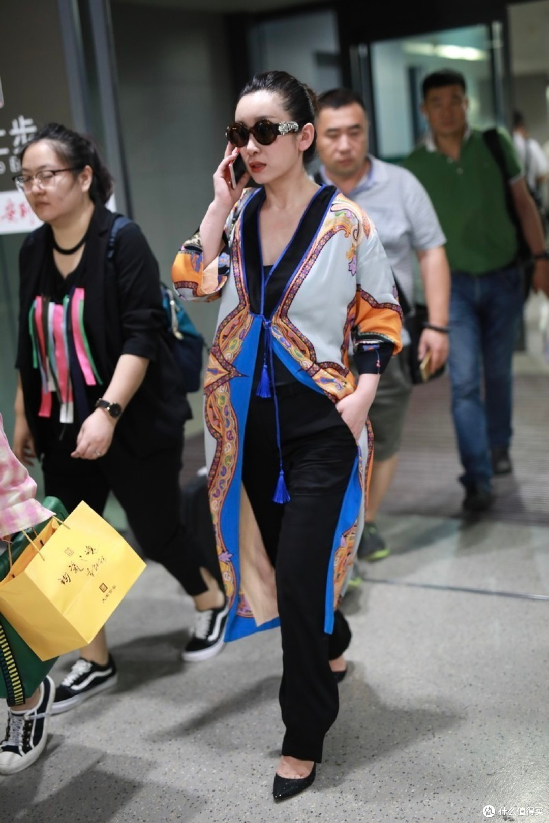 嫁对人的秦海璐又年轻了,穿玫红裙如少女,躲在老公怀中娇滴滴的