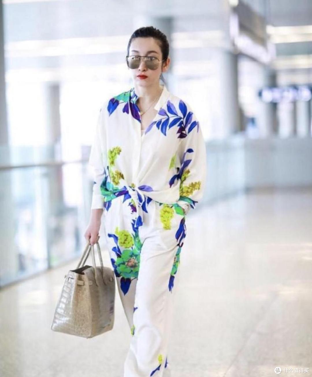 嫁对人的秦海璐又年轻了,穿玫红裙如少女,躲在老公怀中娇滴滴的