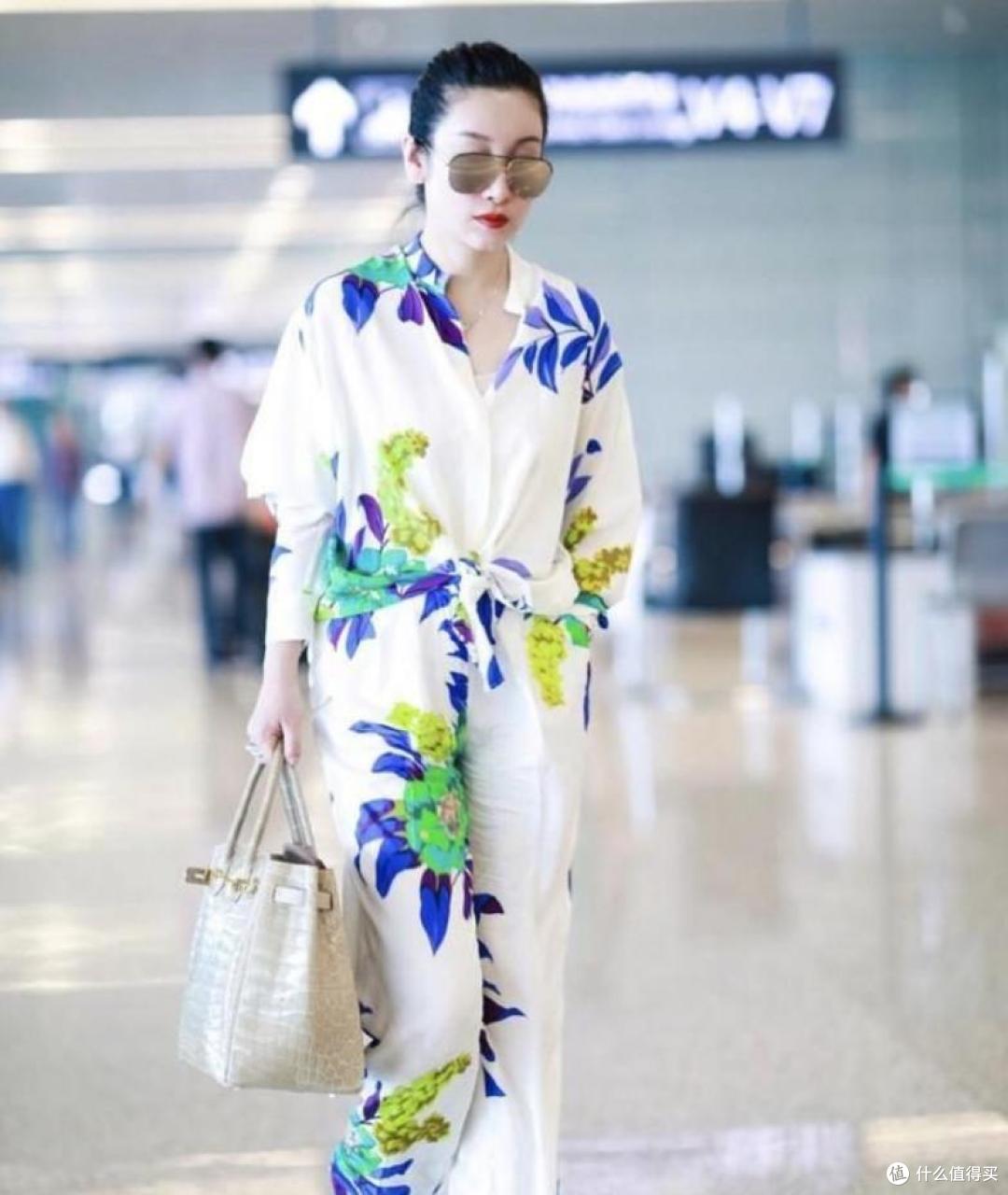 嫁对人的秦海璐又年轻了,穿玫红裙如少女,躲在老公怀中娇滴滴的