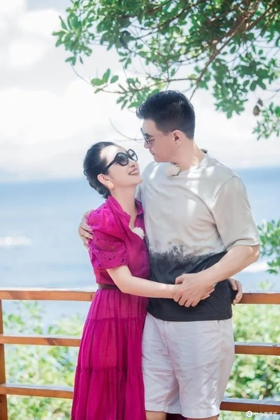 嫁对人的秦海璐又年轻了,穿玫红裙如少女,躲在老公怀中娇滴滴的