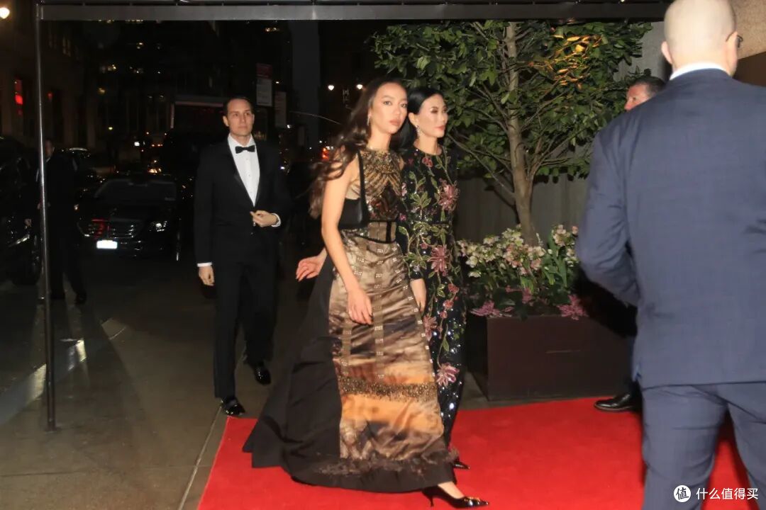 默多克95岁寿宴,邓文迪带两个女儿坐主桌!她们穿衣精致又高级!