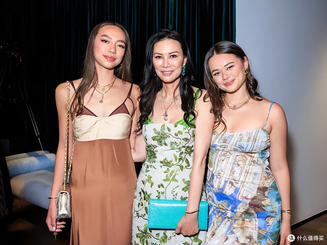 默多克95岁寿宴,邓文迪带两个女儿坐主桌!她们穿衣精致又高级!