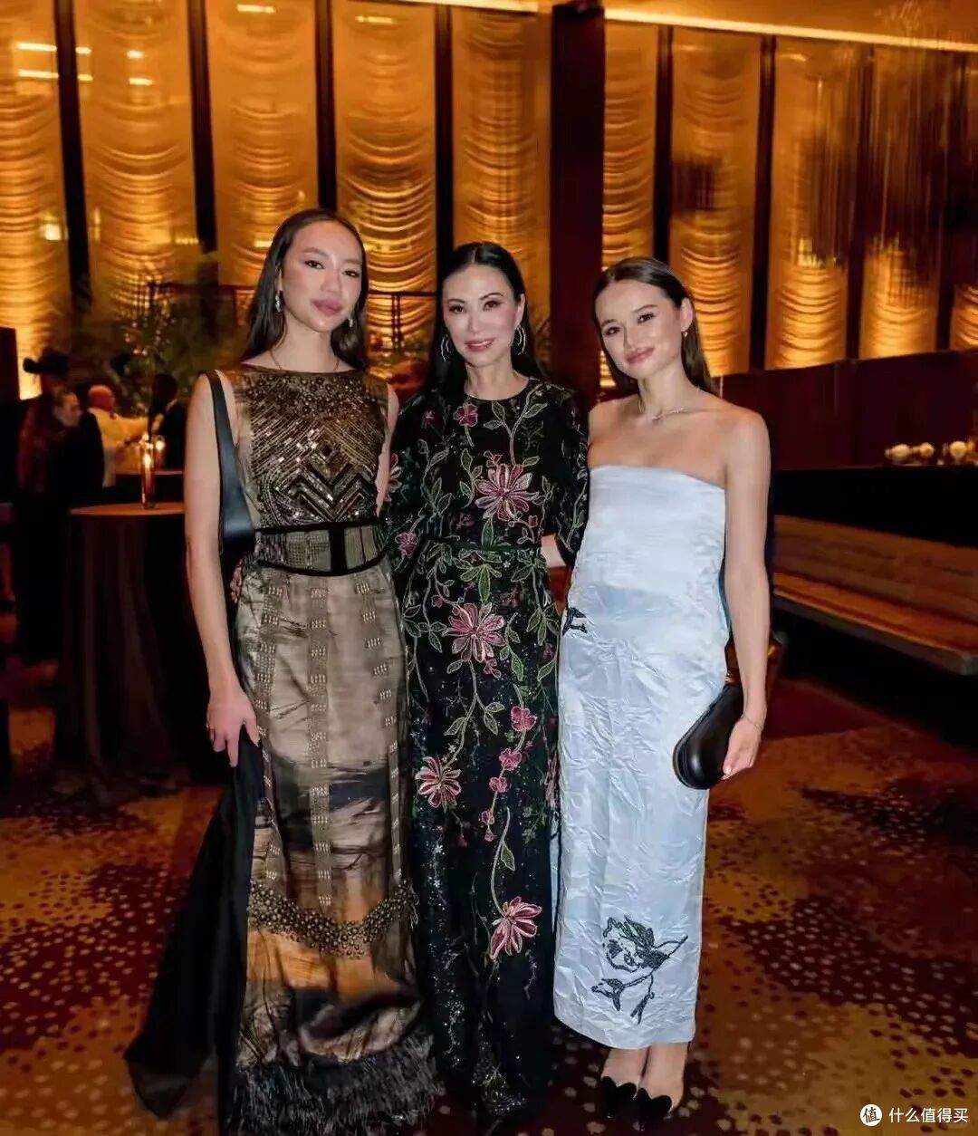 默多克95岁寿宴,邓文迪带两个女儿坐主桌!她们穿衣精致又高级!