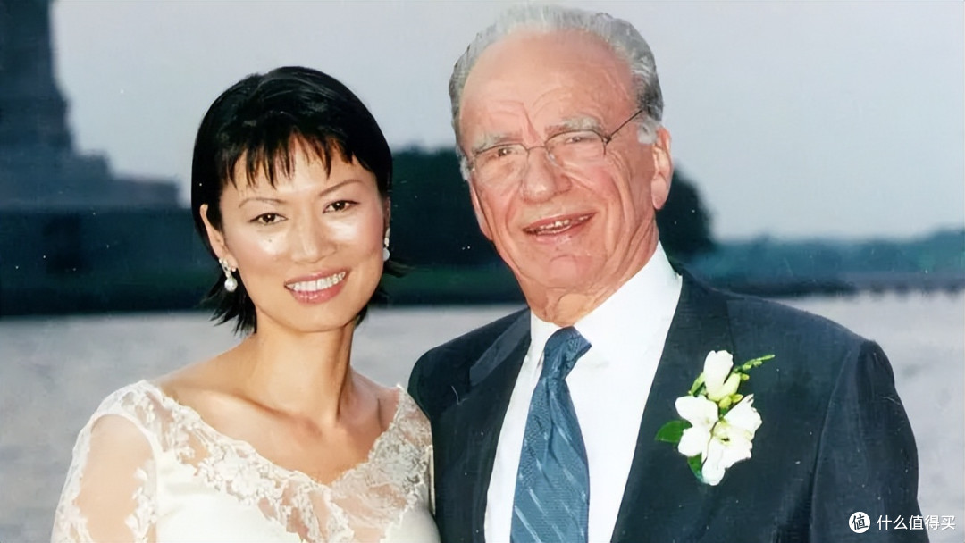 默多克95岁寿宴,邓文迪带两个女儿坐主桌!她们穿衣精致又高级!