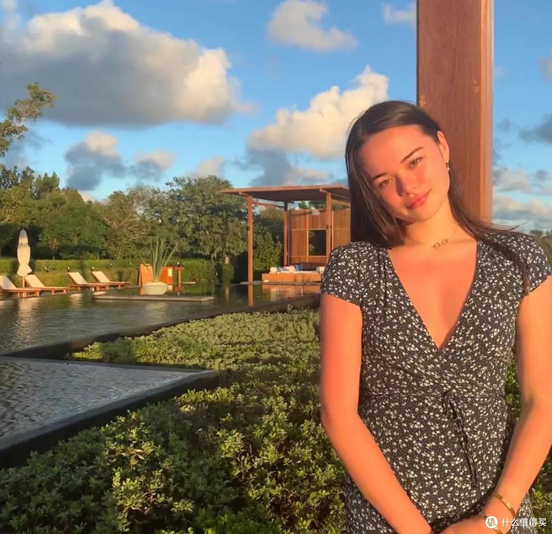 默多克95岁寿宴,邓文迪带两个女儿坐主桌!她们穿衣精致又高级!