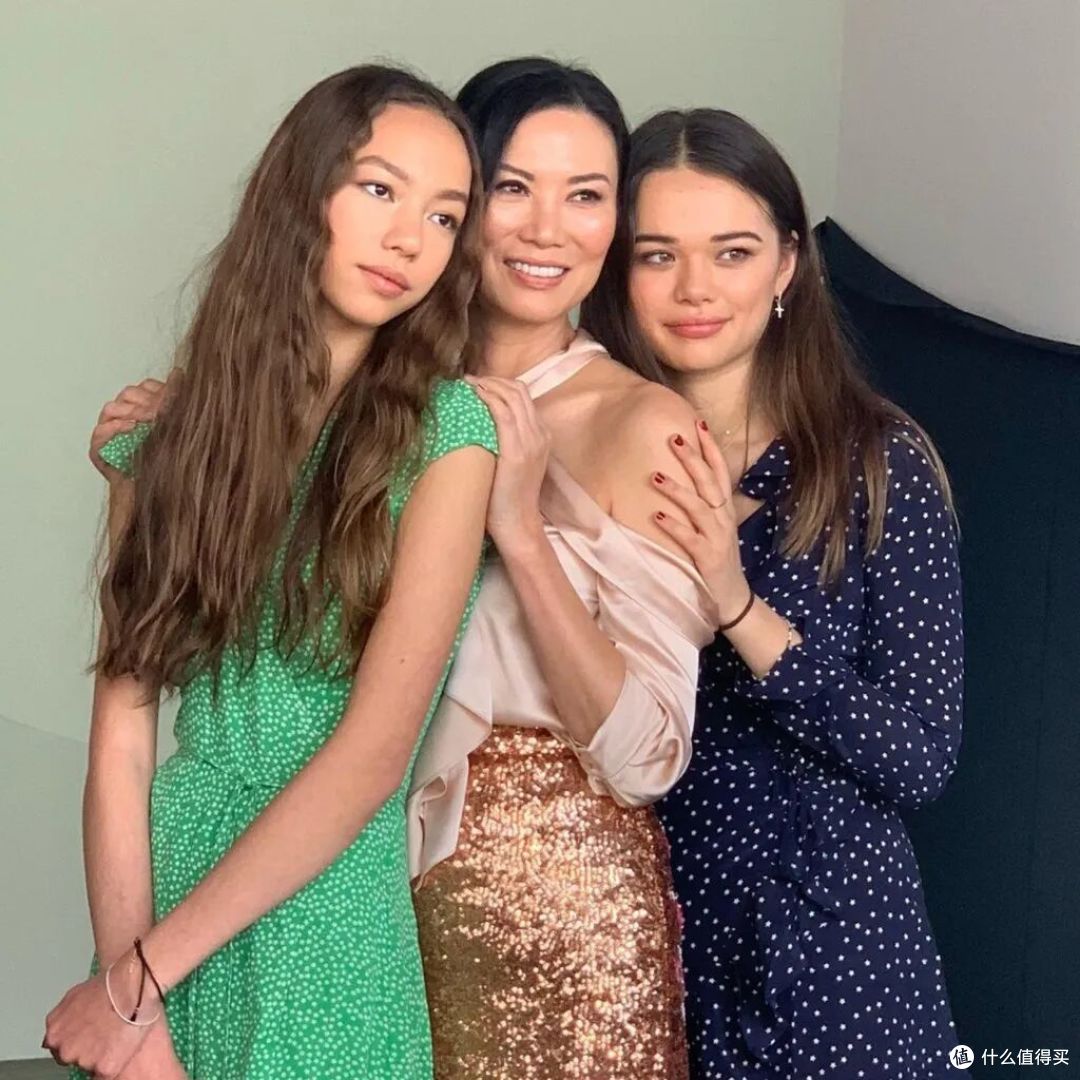 默多克95岁寿宴,邓文迪带两个女儿坐主桌!她们穿衣精致又高级!