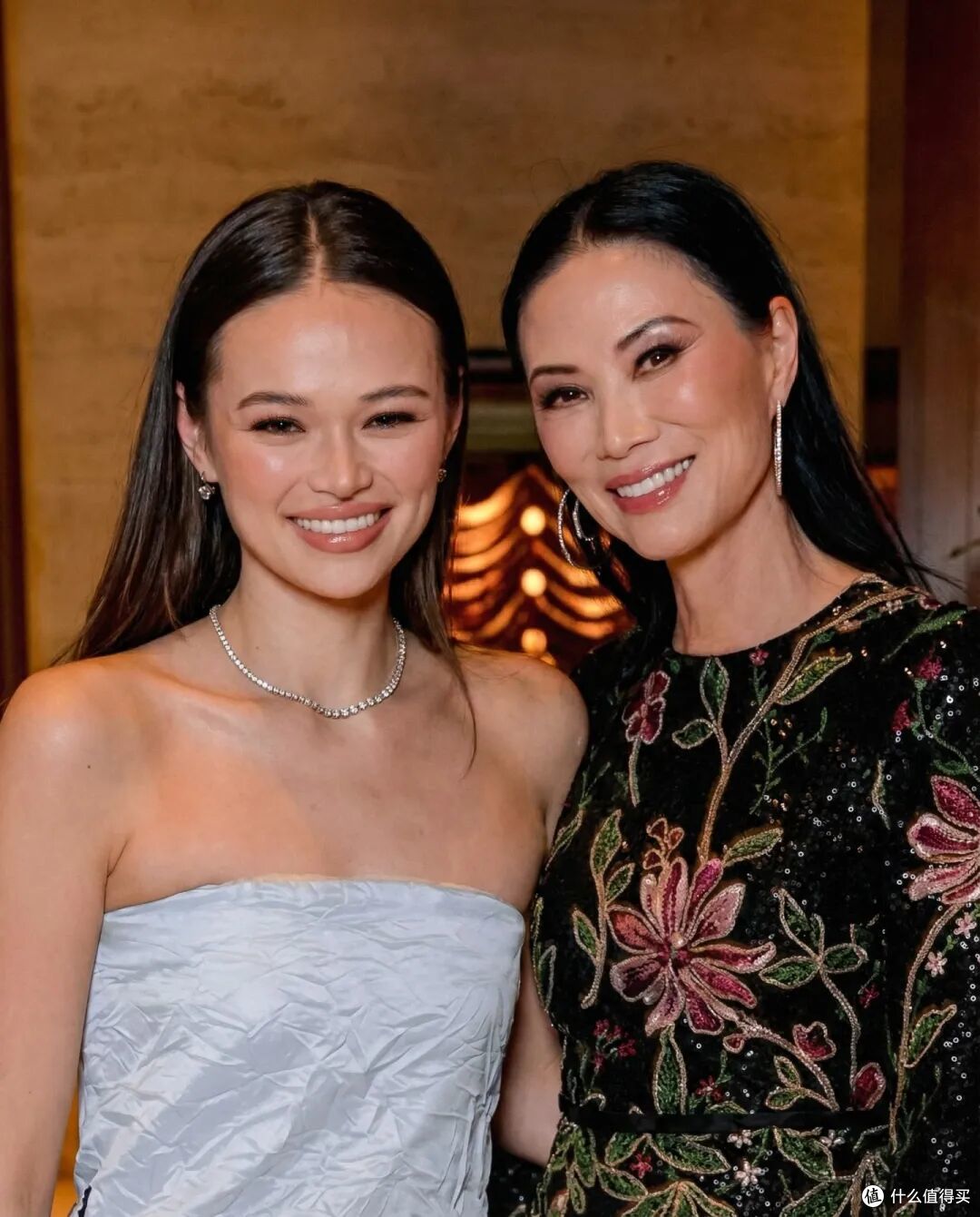 默多克95岁寿宴,邓文迪带两个女儿坐主桌!她们穿衣精致又高级!