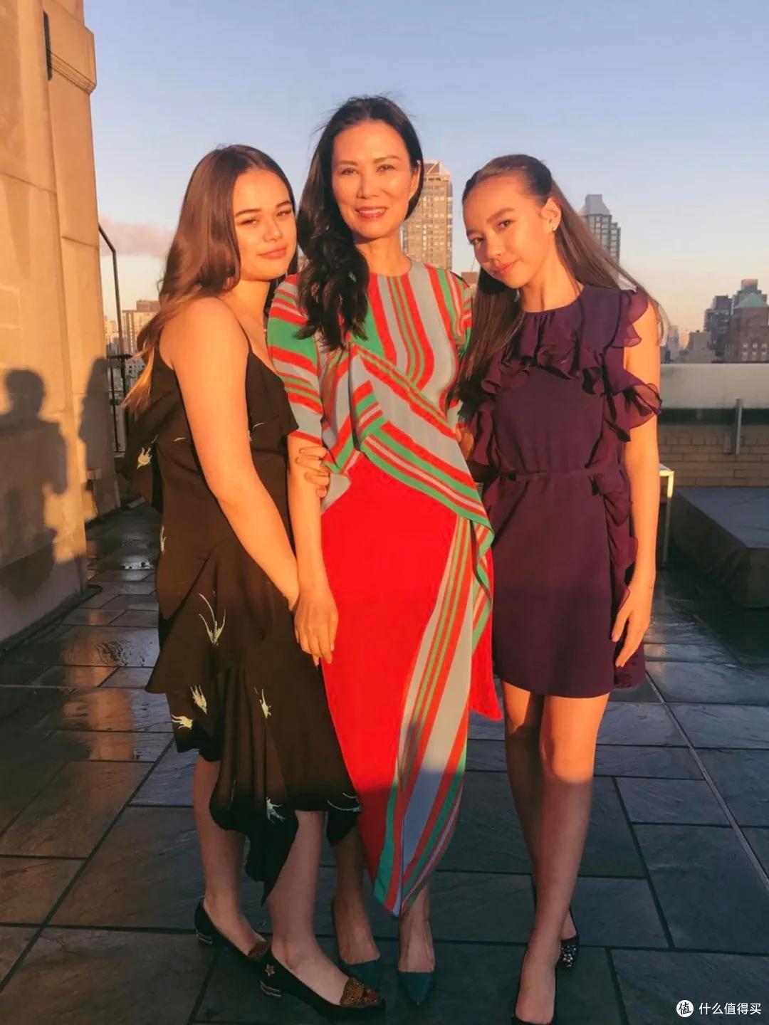 默多克95岁寿宴,邓文迪带两个女儿坐主桌!她们穿衣精致又高级!