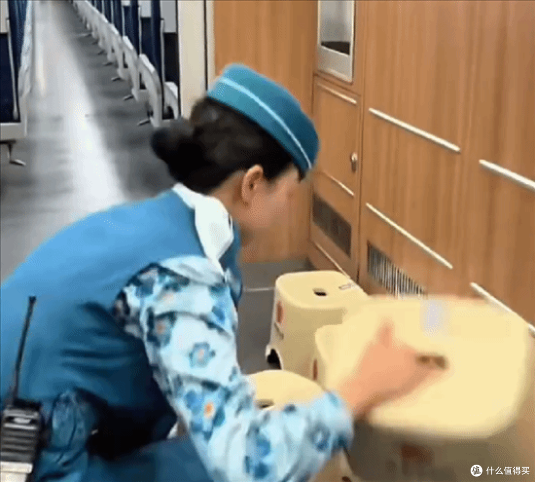 火车无座党终于有救了,5000个小板凳免费送,重点旅客优先安排!